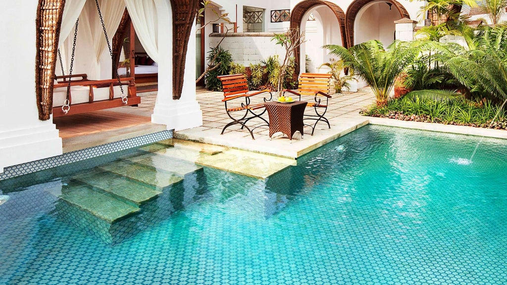 Geometro glass patterned tile in an all tile pool.